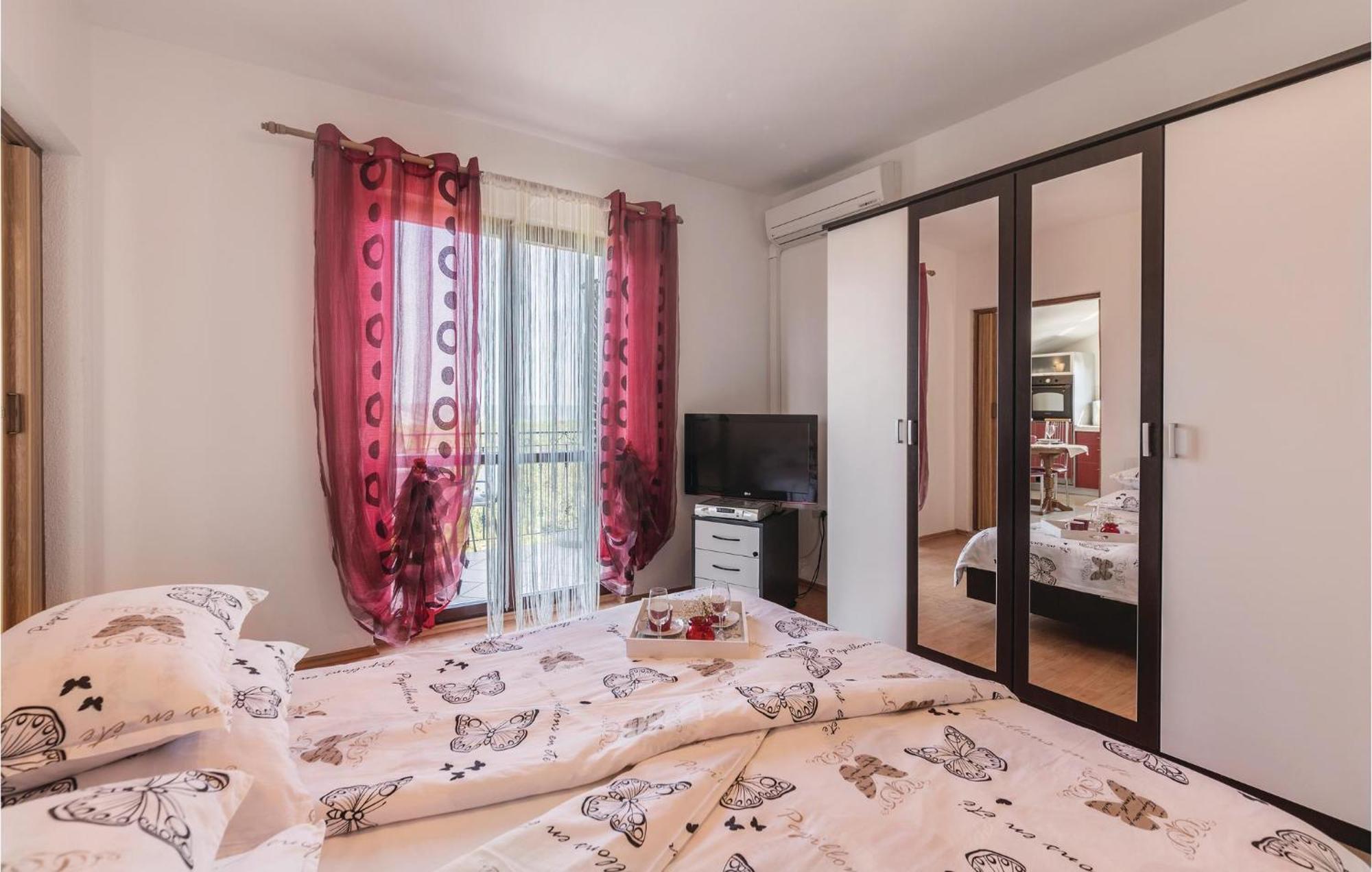 Pet Friendly Apartment In Koromacno With Wifi Buitenkant foto
