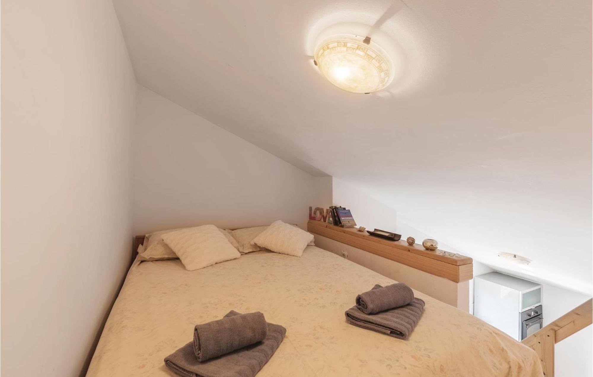Pet Friendly Apartment In Koromacno With Wifi Buitenkant foto